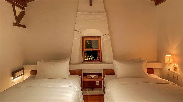 Hạng phòng Twin với thiết kế theo phong cách đồng quê, bồn tắm bằng đá mài và sàn gỗ