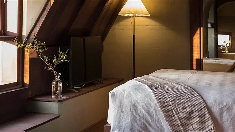 Hạng phòng Élite được thiết kế theo phong cách gác mái, nội thất mang hơi hướng cổ điển theo phong cách đồng quê Châu Âu