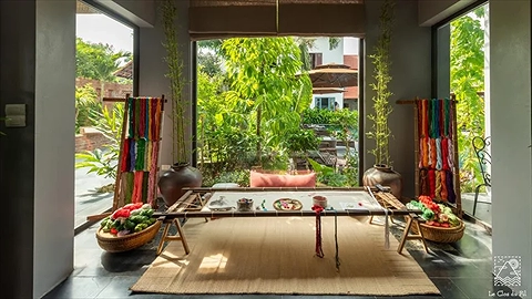 Khu vực trưng bày dụng cụ ngành thêu