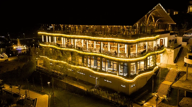 Nhà hàng rực rỡ vào ban đêm