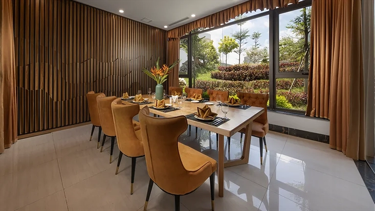 Bên trong nhà hàng