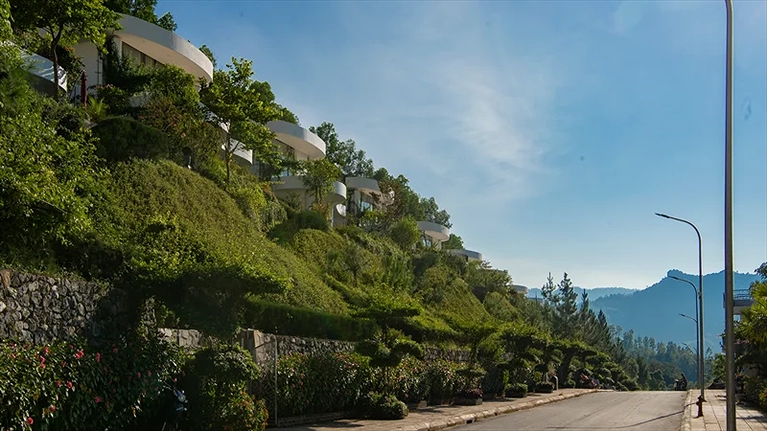 Con đường dẫn đến Ivory Villas & Resort Hòa Bình