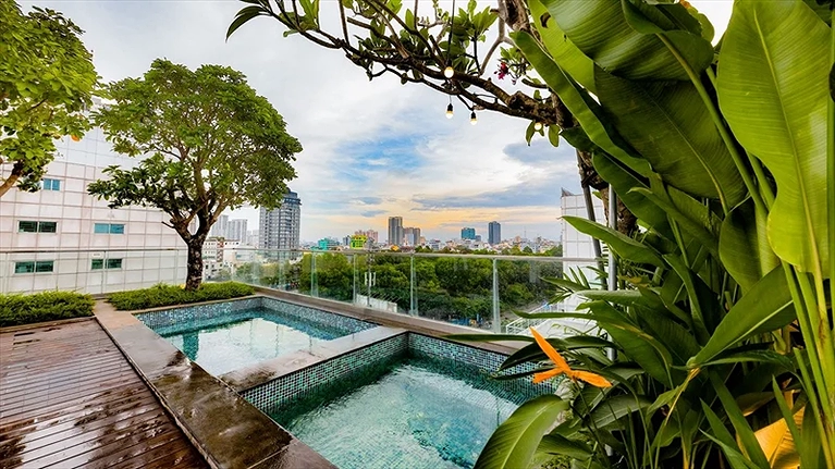 Hồ jacuzzi ngoài trời tầng thượng