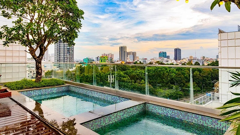 Hồ jacuzzi ngoài trời tầng thượng