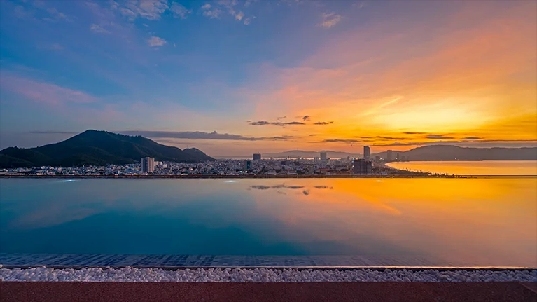 Hồ bơi trên sân thượng