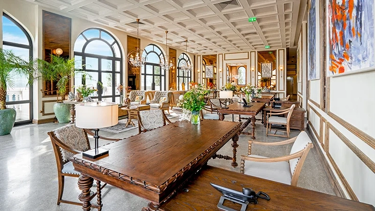 Quầy lễ tân đón tiếp khách