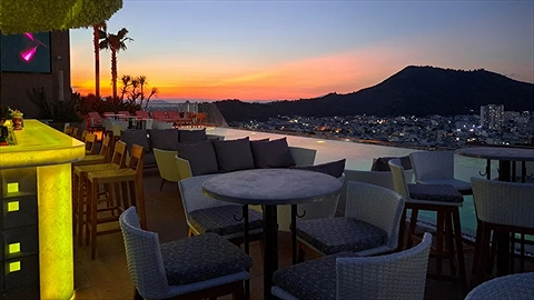 Nhâm nhi thức uống và trái cây tại quầy Bar bên cạnh hồ bơi