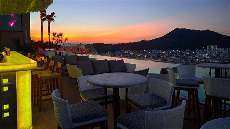 Nhâm nhi thức uống và trái cây tại quầy Bar bên cạnh hồ bơi