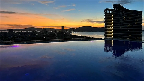 Hồ bơi trên cao ngắm nhìn toàn cảnh thành phố