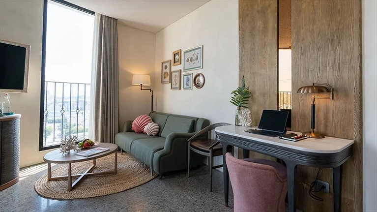 Khu vực tiếp khách tại hạng phòng Premier Deluxe