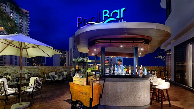 Quầy Bar bên cạnh hồ bơi