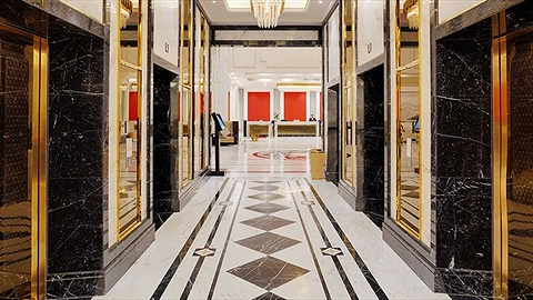 Lối đi vào thang máy di chuyển lên phòng nghỉ