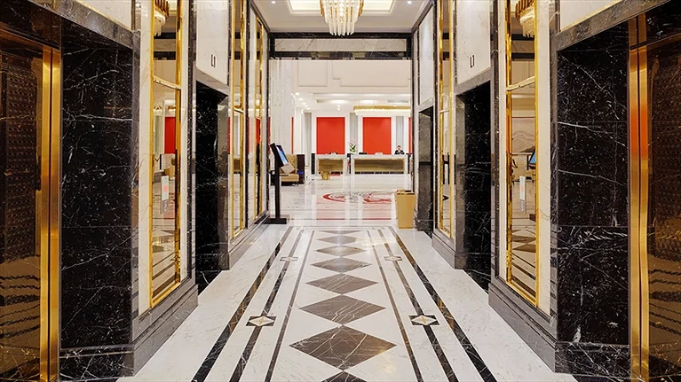 Lối đi vào thang máy di chuyển lên phòng nghỉ