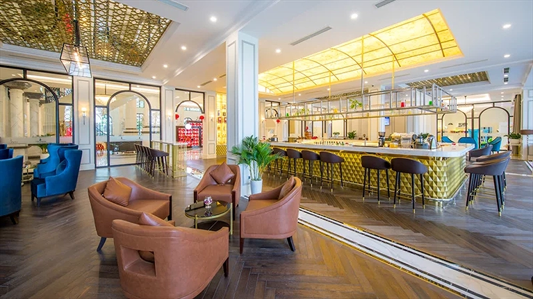 Nhâm nhi thức uống tại Quầy Bar