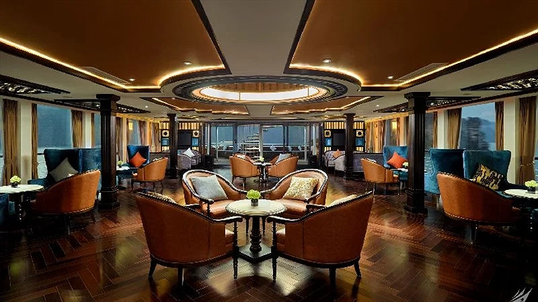 Thưởng thức 1 ly rượu vang tại phòng chờ và ngắm phong cảnh thiên nhiên