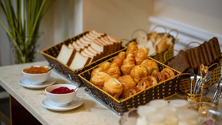 Món ăn sáng với bánh ngọt