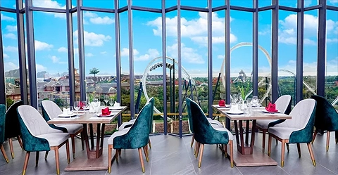 Nhà hàng hướng nhìn ra thành phố