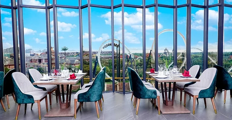 Nhà hàng hướng nhìn ra thành phố