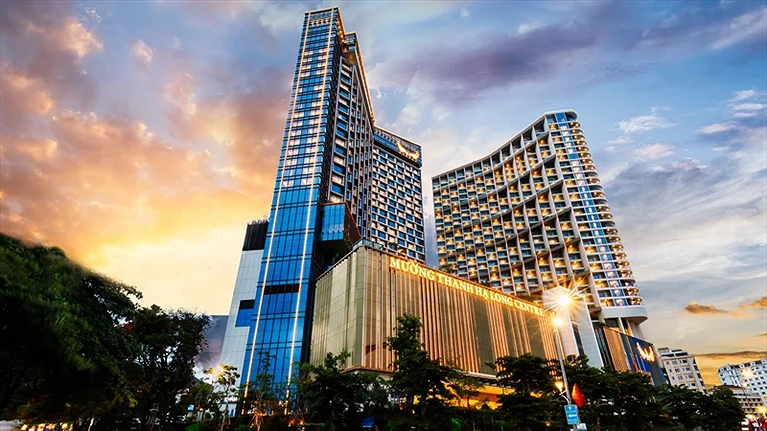 Khách sạn tọa lạc tại vị trí trung tâm với thiết kế sang trọng