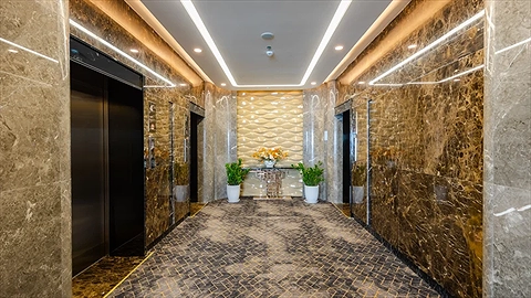 Thang máy đi lên các phòng nghỉ