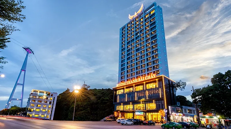 Khách sạn rực rỡ vào ban đêm