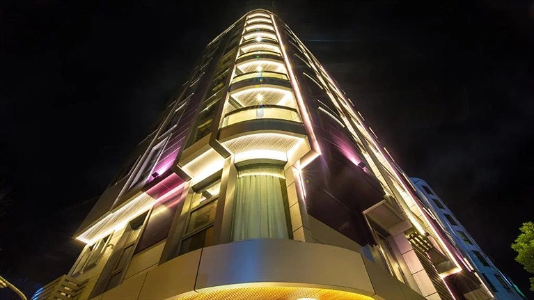 Khách sạn nhìn từ bên ngoài