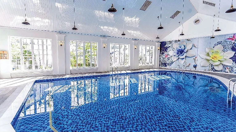 Hồ bơi khoáng nóng trong nhà