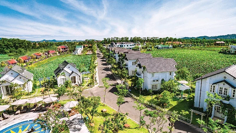 Con đường vào khu Villas rợp bóng cây xanh