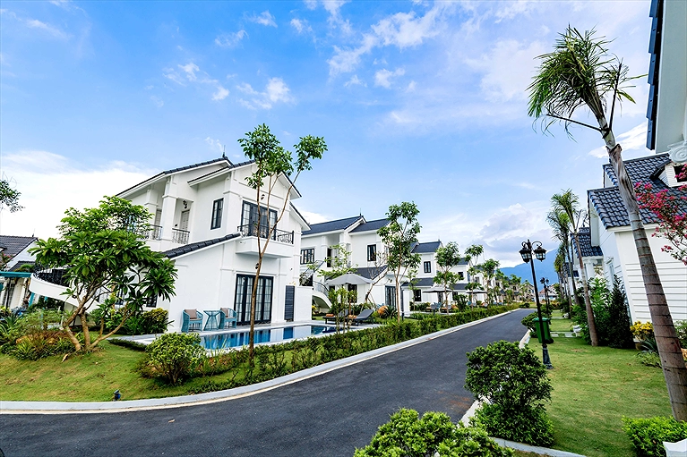 Con đường vào khu Villas rợp bóng cây xanh
