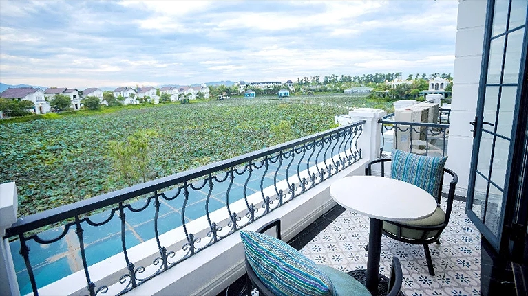 Ban công hướng hồ