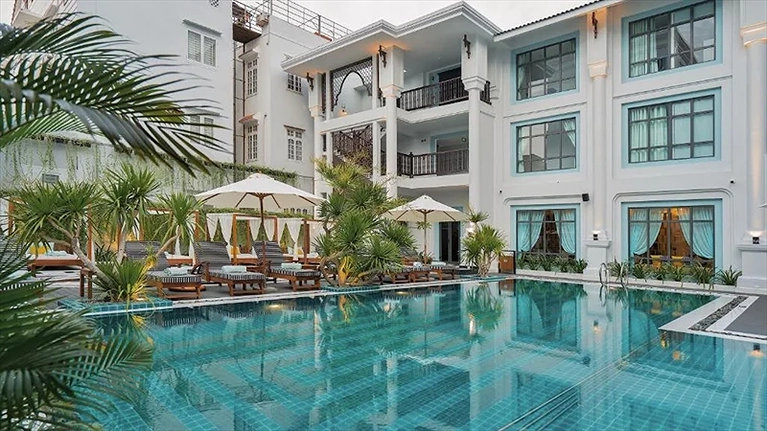 Hồ bơi ngoài trời