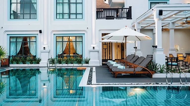 Hồ bơi ngoài trời