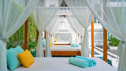 Khu vực ghế tại hồ bơi