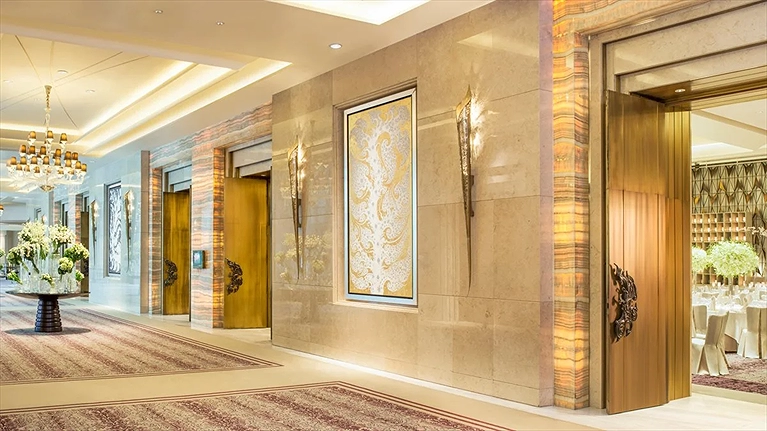 Sảnh chờ được lát đá vô cùng đẹp mắt