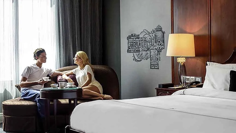 Phòng với không gian ngập tràn ánh sáng từ cửa sổ lớn