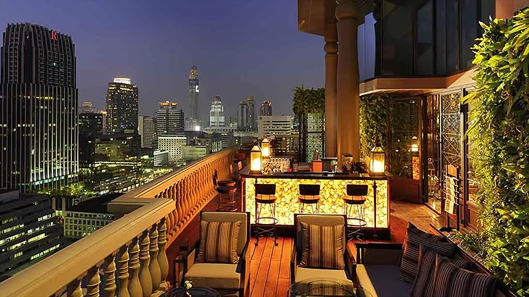 Quầy Bar ngoài trời lung linh dưới ánh đèn