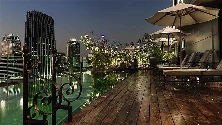 Thư giãn và ngắm nhìn thành phố về đêm