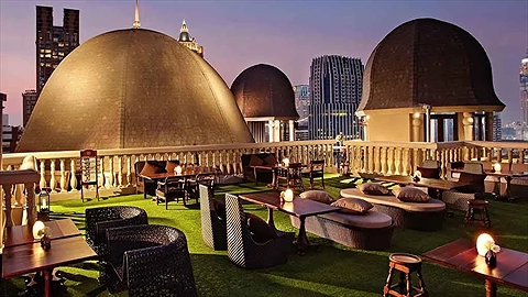 Thưởng thức bữa tối lãng mạn trên tầng thượng của khách sạn