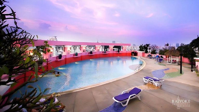 Hồ bơi ngoài trời rộng lớn