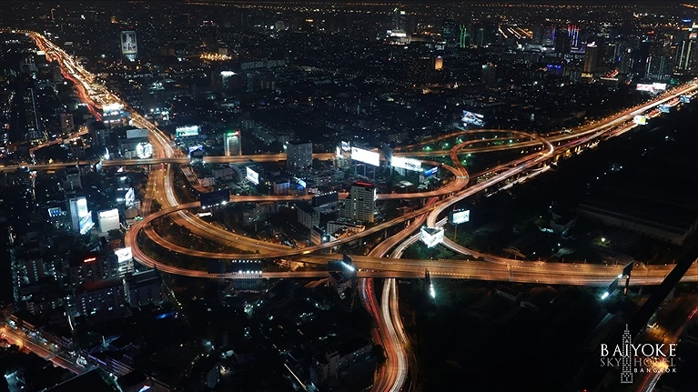 Với vị trí  bao quanh bởi các khu chợ nhộn nhịp và thu hút du khách vui chơi giải trí