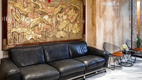 Khu vực ghế ngồi chờ tại sảnh lễ tân