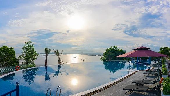 Hồ bơi vô cực hướng nhìn ra Vịnh Hạ Long