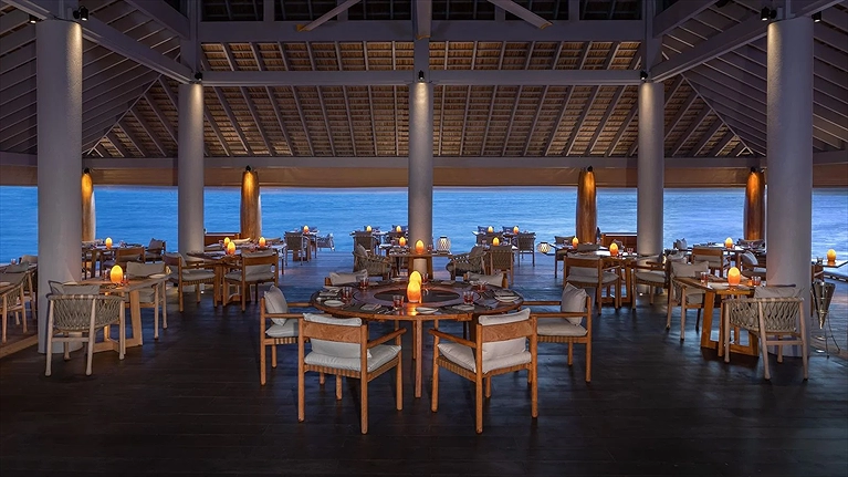 Không gian nhà hàng dùng bữa lãng mạn bên bờ biển