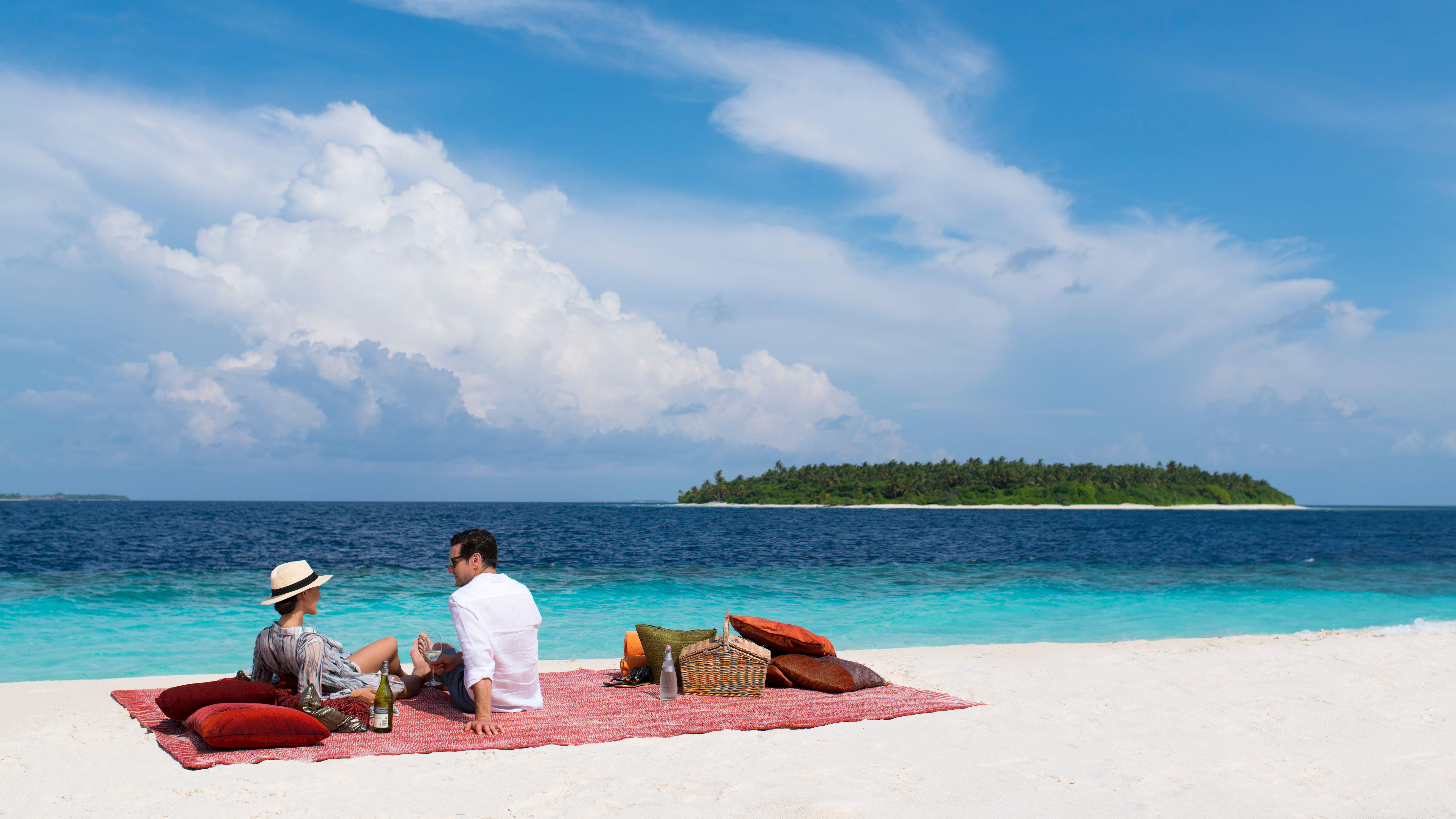 Picnic bên bãi biển cát trắng cũng là một gợi ý thú vị