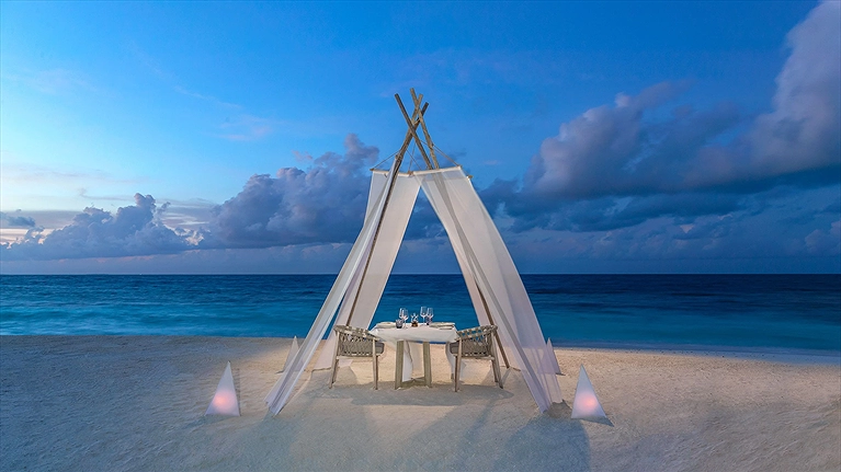 Bữa tối lãng mạng bên bờ biển