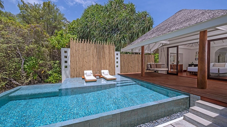 Tẵm nắng và thư giãn bên hồ bơi riêng tư