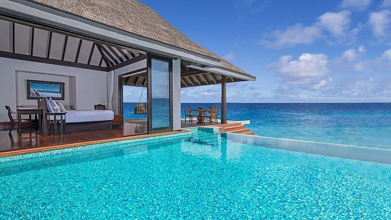 Đắm mình trong hồ bơi và ngắm nhìn biển trong xanh