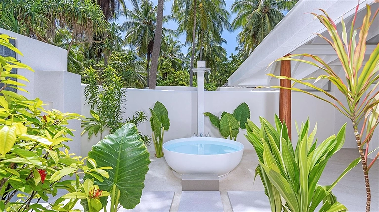 Bồn tắm cao cấp giữa khu vườn xanh mát