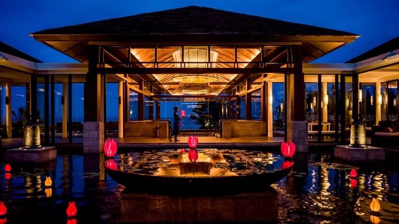 Khu vực sảnh chính huyền ảo khi lên đèn