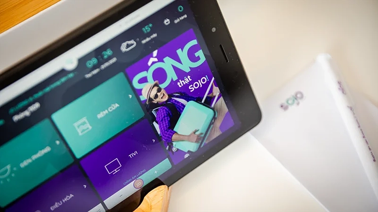 Sử dụng máy tính bảng được trang đặt dịch vụ trong khách sạn  bị trong phòng nghỉ